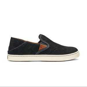 Olukai Pehuea Slip On Sneakers in Black Honu 6.5